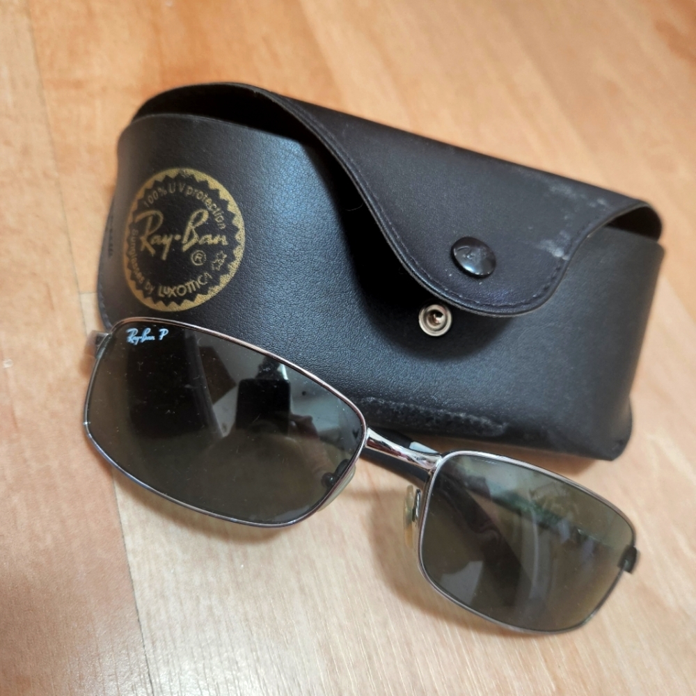Mens rayban sunnies with case